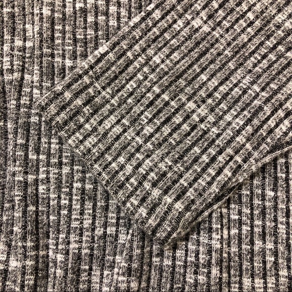 (2/40$) full sleeve sweater - Picture 2 of 3
